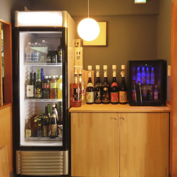 セルフ飲み放題は、生ビール、ホッピーを含む様々なお酒をお楽しみいただけます！自分の好きなタイミングでお酒を楽しめる魅力的なスタイルです。お客様自身でお好きなドリンクを選んでいただけます。ビールは店員が注いでくれるのでいつでも美味しい一杯を楽しめます。友人との楽しい会話を過ごすのにぴったりの環境です。