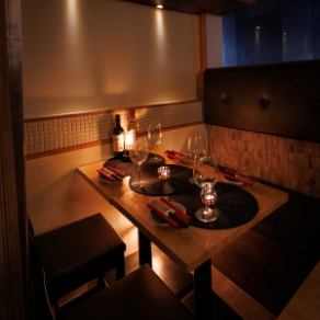 2名～ご利用可能なお席です。お洒落な店内は女子会やデートなど特別なお食事にもピッタリのお席となっております！お肉、鮮魚、野菜、果物、全て今が旬の食材を使用した創作料理をお届け致します。【新宿／肉バル／個室／飲み放題／宴会／大人数／和食／定食／飲み会／誕生日】