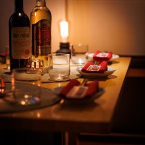 店内はゆったりと寛げる個室席あり♪デートや記念日にも人気☆女子会や合コンにも人気です！記念日、誕生日などにオススメです！記念日ケーキとの併用もOK！人数は2名様からご相談頂けます☆【新宿／肉バル／個室／飲み放題／宴会／大人数／和食／定食／飲み会／誕生日】