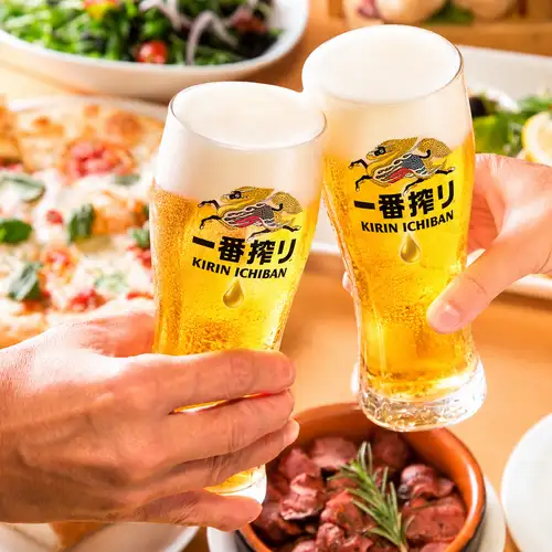 提供多種飲品，包括經典啤酒、雞尾酒、燒酒、梅酒等等！