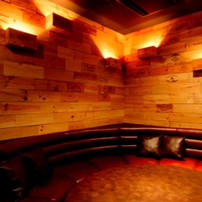 【206号室・禁煙／WINERY】　地下にあるワイン倉庫で、木箱の香りに包まれながらワインを飲む。そのような独特な雰囲気と暖かみのある空間です。[禁煙]