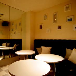 【207号室／KIDS　ROOM】　子供だった頃に、好きなものを額縁に入れて自分の部屋に飾った。そのように懐かしくもあり、楽しい空間です。[喫煙可]