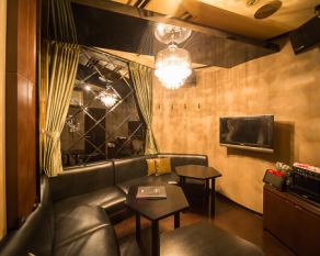 【211号室／LUXURY】　シャンデリアにゴールドのカーテン。大切なヒトと過ごすラグジュアリーな空間です。[喫煙可]