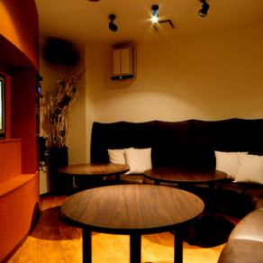 【212号室／YANEURA】　屋根裏にある秘密の部屋で、お酒を飲みながらくつろぐ。そんな安らぎと落ち着きを感じさせてくれる空間です。[喫煙可]