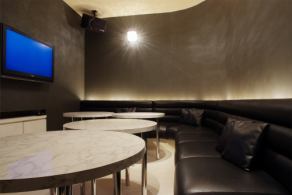 【215号室／GEUST ROOM】　広々とした長ソファでくつろぎながら、ゲストと食事や会話を愉しむ大人のシックな空間です。[喫煙可]