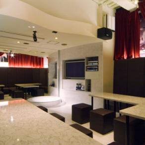 【301号室／THEATER ROOM】　広々とした空間に腰をかけ、一面のカーテンを引くと、そこは秘密のシアタールームに・・・。最大45名様まで収容可能なお部屋です。（パーテーションで仕切れば、15～25名様など、人数に合わせたご利用もできます））[禁煙]