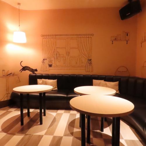 [Room 210/GIRLS ROOM] Girls' room.Bag...coat...If you take a closer look, you'll see that it's a pop and fun space.[Smoking allowed]