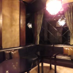 [Room 211/LUXURY] A chandelier and gold curtains.A luxurious space to spend time with your loved ones.[Smoking allowed]