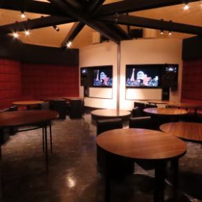 [Room 303/RED WINE] This winery-like dome-shaped room has a high ceiling and an open feel.I sit on the red velvet sofa and sip my glass.An adult space where you can experience the astringency and depth of red wine.This room can accommodate up to 40 people.(By dividing the space with a partition, it can accommodate 10-20 people or more.) [Non-smoking]