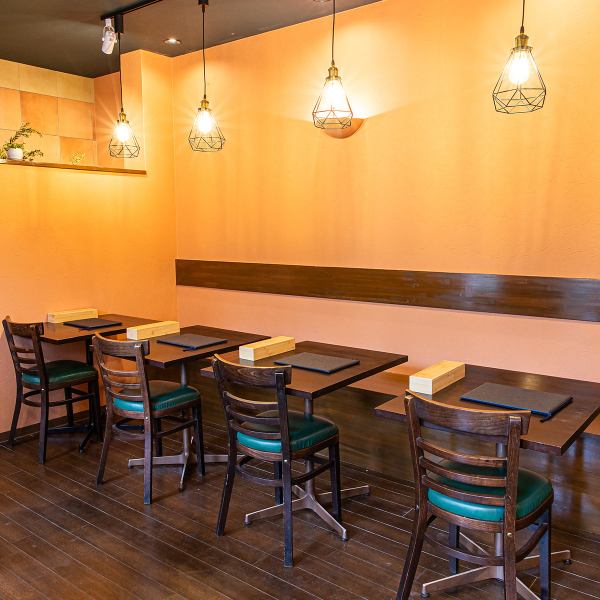 【グループでのご来店もお待ちしております♪】テーブル2名様席×6卓ございます。デートや女子会、飲み会、夫婦やご家族とのご飲食や仕事帰りのお客様も大歓迎！アルコール、ノンアルコールメニューどちらも豊富です☆