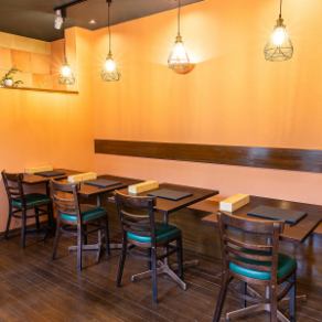 2名様テーブル席が6席ございます。