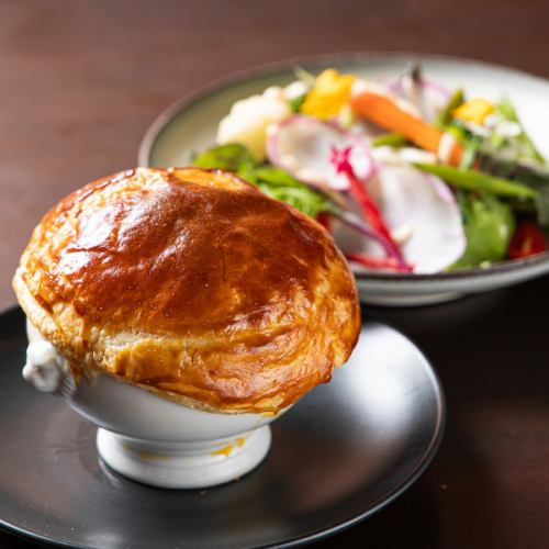 我们的特色菜：精致的“比库里派”（用派皮包裹烘烤而成）