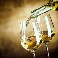 享用美食的同时，您还可以品尝我们精心挑选的各种葡萄酒。