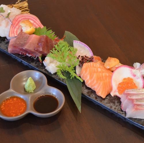 【フレンチシェフが創作】本日のお造り5種盛り合わせ ビストロでお造りが食べられる 858円(税込)