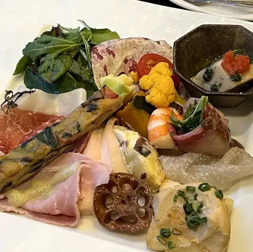 融合了日式和西式风味的开胃菜拼盘。