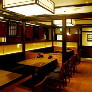 ゆったりくつろげる広々したテーブル席。ランチにもぜひご来店下さい!