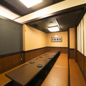木目を基調とした温かく落ち着いた雰囲気の掘り炬燵宴会個室。10名前後の個室が3部屋。全席を見渡す事ができ、主賓のご挨拶などを行う事ができます。一体感のある宴会が実現します