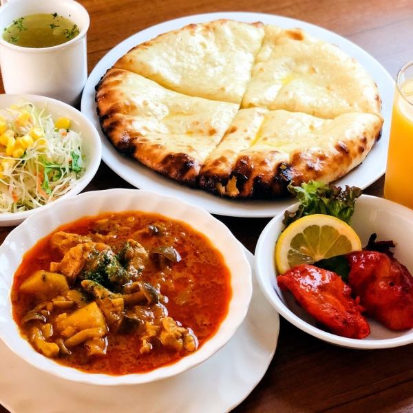 A recommended set that can be ordered for both lunch and dinner ◎Cheese naan set that goes well with cheese and curry♪
