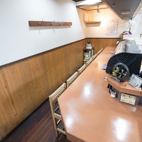 【目の前で楽しめるオープンカウンター】カウンター目の前では店主が自慢の寿司を握る様子を眺める事ができます。店主との会話を楽しんだり、その日のおすすめなども気軽にお声掛けください♪職人の技とともに、絶品寿司を心ゆくまでご堪能ください。