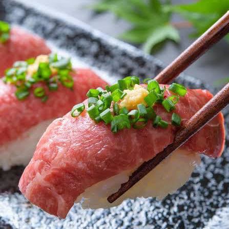 We offer meat sushi using domestic beef!
