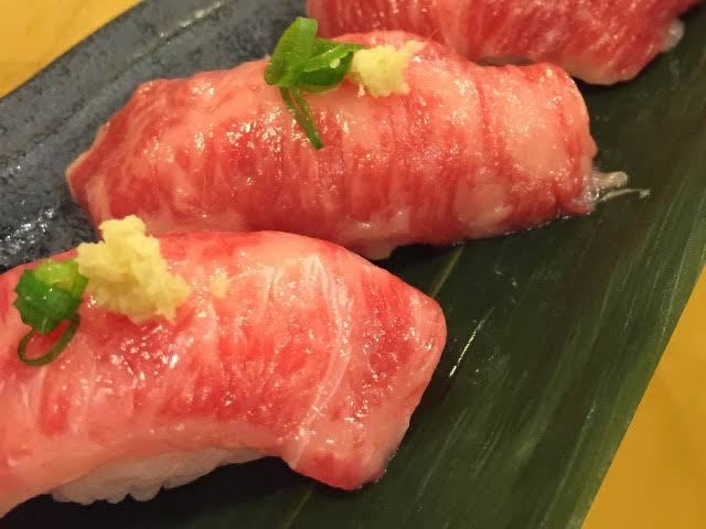 ≪Recommended≫ A dish that you can enjoy with all five senses! 3 pieces of grilled Japanese beef sushi 1,100 yen (tax included)