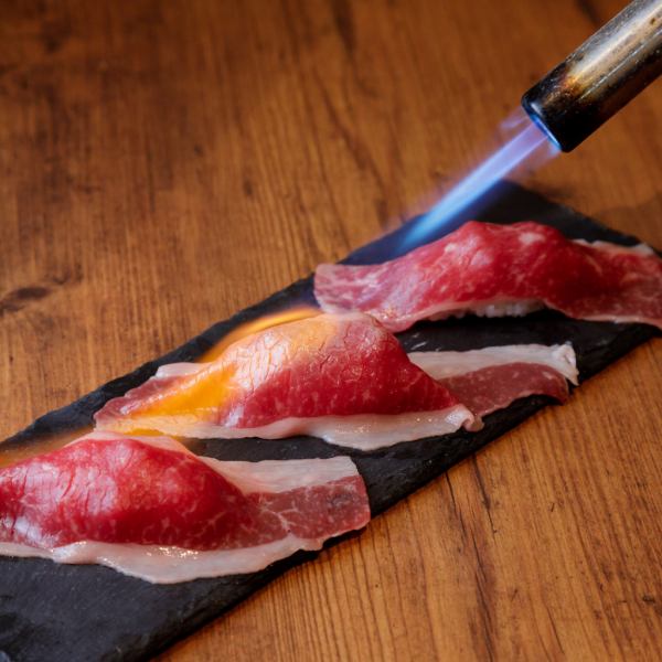 ≪おすすめ≫五感で楽しめる一品！和牛炙り肉寿司 3貫 1,100円（税込）