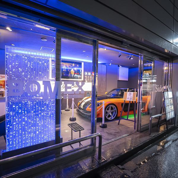 駅から徒歩2分のアクセス良好な立地で、立ち寄りやすさ抜群◎カウンター席はスタッフとの距離が近く、お一人様でも気軽にご利用いただけます。人気映画の車両展示が大人の遊び心を刺激し、オリジナルシャンパンやカクテルで過ごす時間は格別です♪