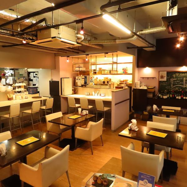 白を基調とした開放感あふれる店内！照明や間接照明の光が柔らかく反射し、落ち着いた空間でごゆっくりとお食事をお楽しみいただけます♪キッチンはオープンキッチンとなっており、お料理を待っている時間も飽きさせない作りになっております◎