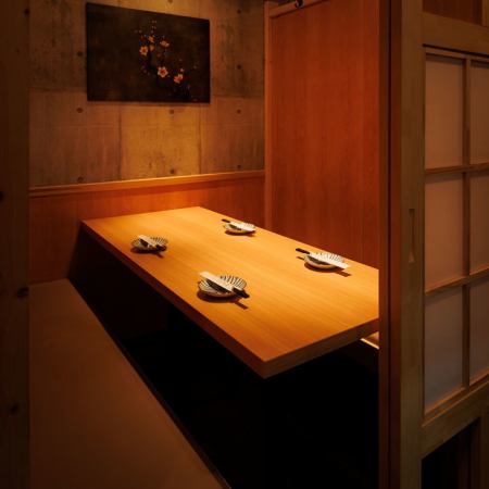 4名様個室！扉で仕切られた空間で、周囲を気にせずゆっくり過ごせます！デートや飲み会、女子会にもピッタリ！やさしい照明とシンプルで落ち着いた内装が、居心地の良い時間を演出します！