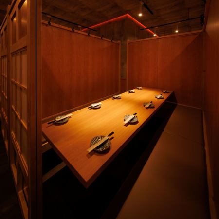 10名様個室！広めのテーブルでゆったり座れて、周りを気にせずワイワイ楽しめます！落ち着いた照明が心地よく居心地も抜群！プライベート空間で、ゆっくりとした時間をお過ごしください！