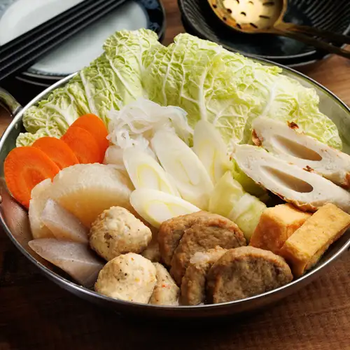尽享日式高汤关东煮火锅和经典菜肴！“花之套餐”包含2小时无限畅饮（共7道菜），原价5000日元，现价4000日元。