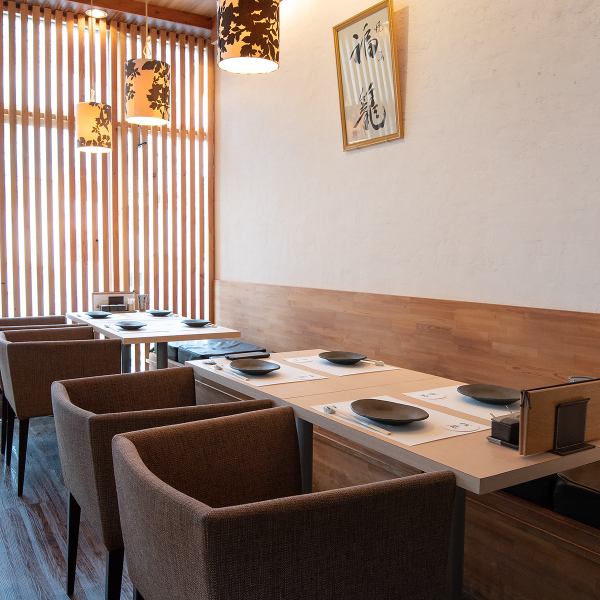 We also offer table seats that can be used as a group. 利用 Please use it for meals with company colleagues and friends.The table has 4 seats and 2 seats.You can use it for banquets of up to 12 people if you connect the table and use it.Enjoy your meal in a cozy space ♪