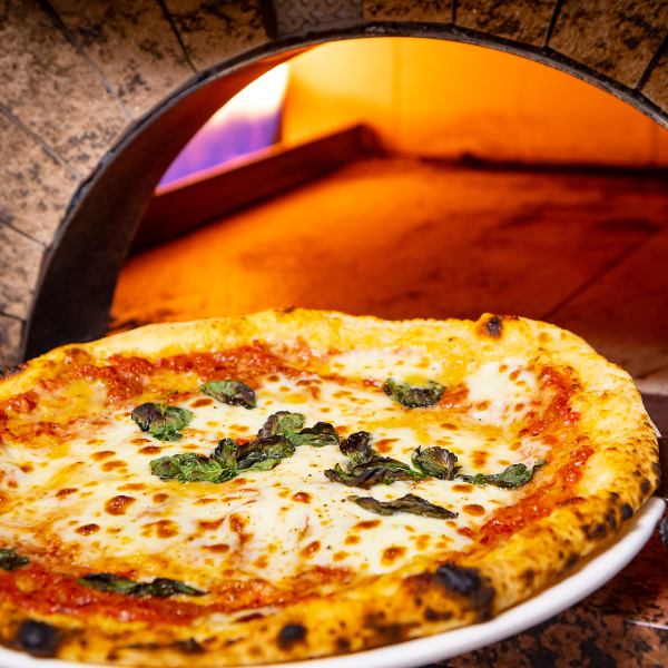 非常受歡迎的瑪格麗特披薩是用石爐烤製的！