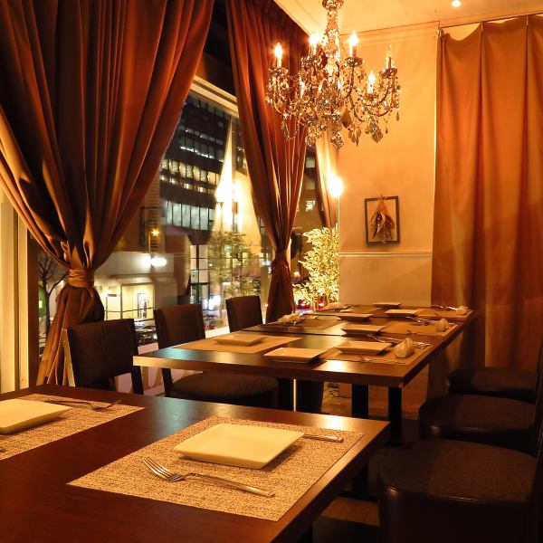 The streetlights at night create an atmosphere... Recommended for dates, girls' night out, anniversaries, etc.The space is separated by curtains, so you don't have to worry about the surroundings.Early reservations are recommended as it is very popular.