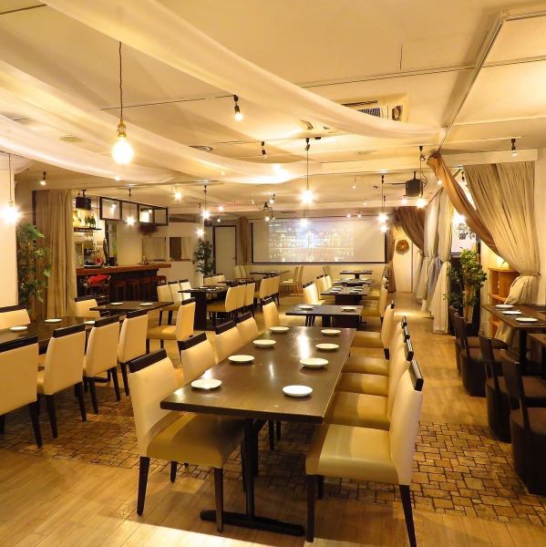 The entire floor can be rented out for groups of 25 or more! It can accommodate up to 100 people (150 people for standing receptions). The space can be partitioned off with curtains so you don't have to worry about being disturbed by others.Perfect for company banquets, reunions, and year-end parties. Reservations for the entire floor are extremely popular, so we recommend making your reservation early.