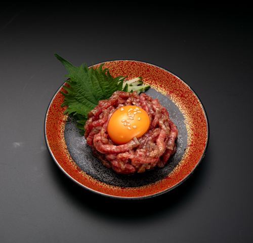 烤黑毛和牛生拌牛肉（带酱汁）
