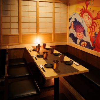 我們精緻、高品質的私人房間非常適合成年人，為您提供私人時光。我們有寬敞的私人房間，可容納小團體或大團體。我們的房間設計寬敞、舒適，非常適合在新橋地區舉辦娛樂、宴會、婚宴和其他活動。我們也提供各種宴會套餐和無限暢飲。