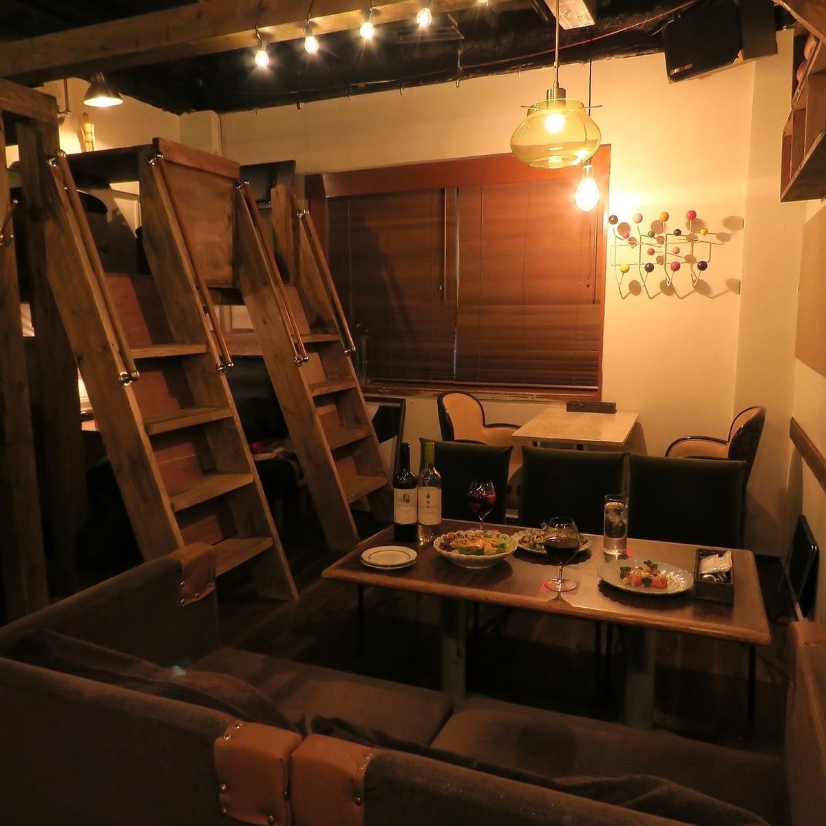 【屋根裏席や半個室、ソファー席など】落ち着いた店内でお食事♪