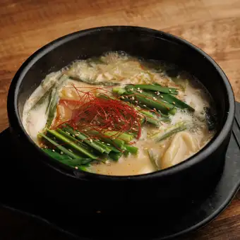2時間飲み放題付き＜4480円＞コース＜8品＞名物をリーズナブルに堪能できる【炊き餃子コース】