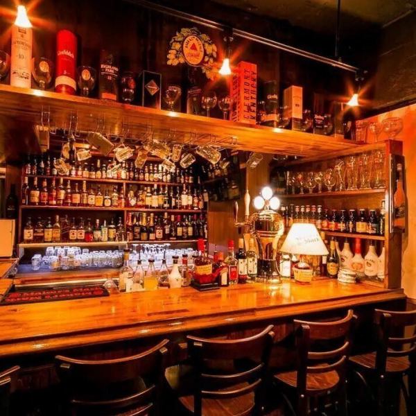 お席はビアバーの特等式のカウンター。一人でも、グループでも、気軽にご利用いただけるように、お酒の種類も豊富で、お料理もお選びいただけます!「ビールが大好き!」共通の趣味でわいわい、じっくり語り合える・・・。皆様に素敵な空間を提供させて頂きます♪