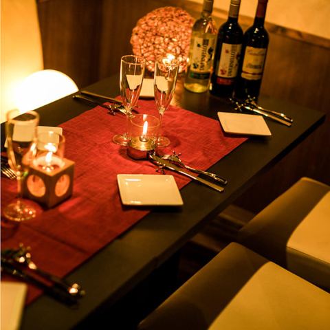 テーブル席はビアバーのような空間を演出。20名様~最大でのご利用が可能です。少人数でのご宴会や、女子会、お誕生日、記念日などの大切な日のご予約にもピッタリです。ご予算やご希望に合わせてご用意致しますので、お気軽にご相談ください。素敵な一杯をお過ごしください。