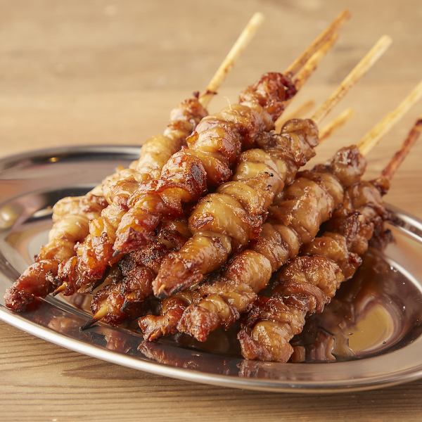 名物とり皮ぐるぐる。外カリ中モチ、秘伝だれが染みてやみつき。