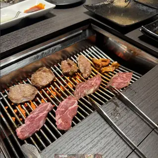 無煙ロースター完備！お気に入りの服でも匂いを気にせず快適。目の前で焼き上がる黒毛和牛をカウンターで贅沢に。仕事帰りのサク飲みやデートにも最適です。