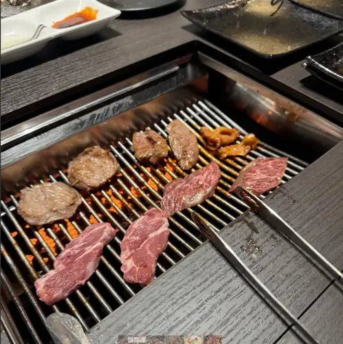 無煙ロースター完備！お気に入りの服でも匂いを気にせず快適。目の前で焼き上がる黒毛和牛をカウンターで贅沢に。仕事帰りのサク飲みやデートにも最適です。