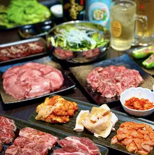 【90分飲み放題付】各種ご宴会に最適な焼肉コース！自慢の黒毛和牛ホルモンや厳選焼肉を存分に味わえる大満足のコースをご用意！会社帰りの飲み会や同僚とのご宴会に、コスパ抜群のプランで皆様をおもてなしします。匂いがつかない無煙ロースター完備なので、ビジネスシーンでのご利用も安心です。