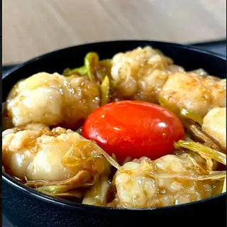 ふらっと立ち寄れる当店では、アラカルトのご注文も大歓迎！名物の黒毛和牛ホルモンや、熱々の煮込み串など、その日の気分に合わせてお好きなメニューを一品から気軽にお楽しみいただけます。「少しだけ飲みたい」「自分のペースで焼肉を楽しみたい」そんな夜のサク飲みにも最適です。