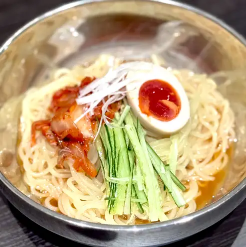 名物の黒毛和牛ホルモンだけでなく、焼肉には欠かせない「塩タン」や「カルビ」、さっぱりと締める「冷麺」といった定番メニューもしっかり取り揃えております！「今日は王道のお肉でお酒を飲みたい」「一人でがっつり肉を楽しみたい」そんなビジネスマンの皆様の気分に確実にお応えします。ぜひお気軽にご注文ください。