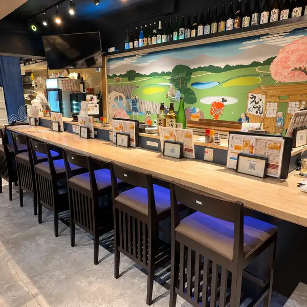 新設されたカウンター席は、ふらっと立ち寄る一人飲みにぴったり。遊び心のある粋な壁画を眺めながら、仕事帰りのサク飲みや一人焼肉を心ゆくまでお楽しみください。