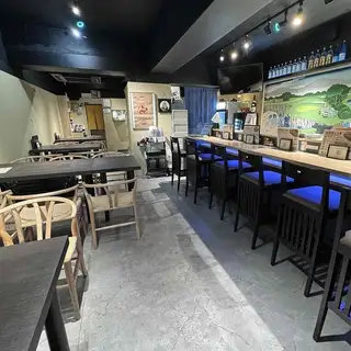 我們的餐廳是個不錯的去處，歡迎您隨時光臨，我們也接受單點！您可以根據當天的心情，輕鬆地一道一道享用您最喜歡的菜餚。它非常適合晚上快速小酌一杯，無論您只是想喝點東西，還是想按照自己的節奏享用美食。