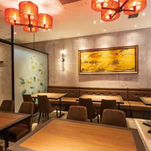 The layout can be changed.We will create an optimal space according to the number of table seats, such as small and medium-sized banquets.The atmosphere is perfect, so I recommend it to the secretary.